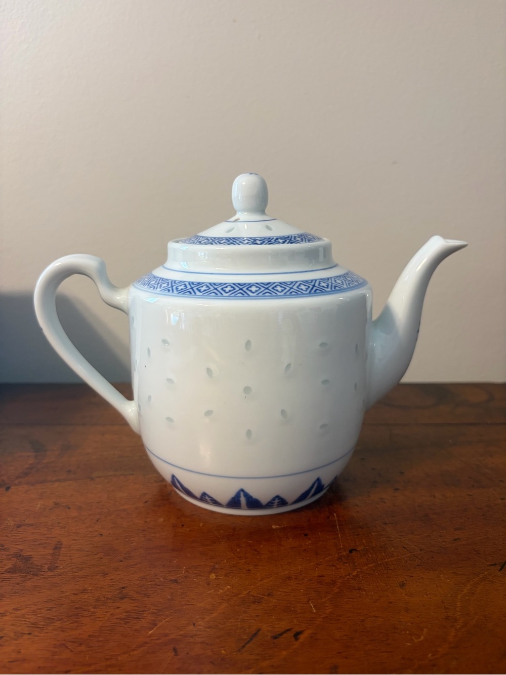 Vintage jingdezhen Chinese rice eye grain vent teapot blue and white